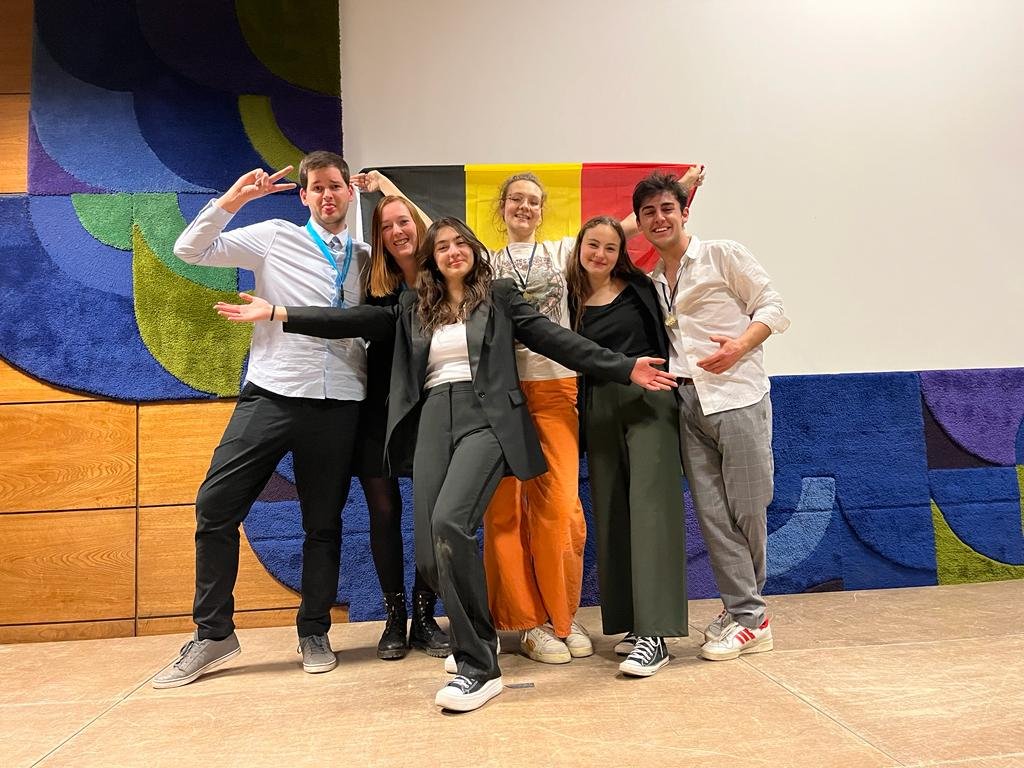  Team Belgium at ISLI: Brecht and Jana (color group facilitators), Diana (newly elected Student Regent), Sien (Student Regent), Birte (newly elected Student Regent) and Elian Pergola (Senior Regent). 